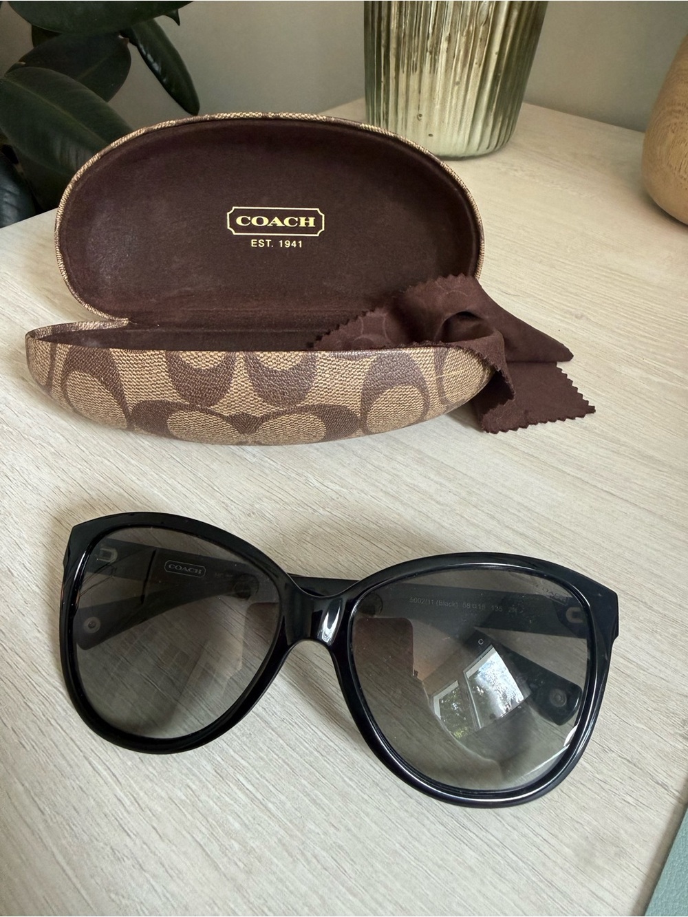 Coach Black Oversized Cat-Eye Sunglasses with Gradient Lenses